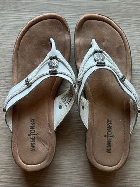 Minnetonka Women's White Braided Toe-Post Sandals